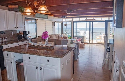 Mokuleia House | Beachfront Four Bedroom home in Beautiful Waialuan4 Bedrooms - Sleeps 11