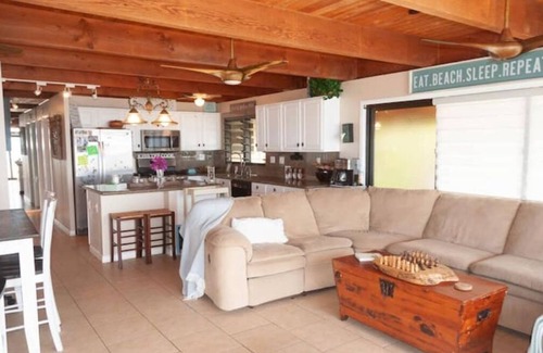 Mokuleia House | Beachfront Four Bedroom home in Beautiful Waialuan4 Bedrooms - Sleeps 11