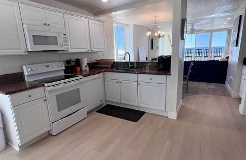 Townsite Condo | Beachfront-Full Panoramic Ocean Views. D24 North Coast Village