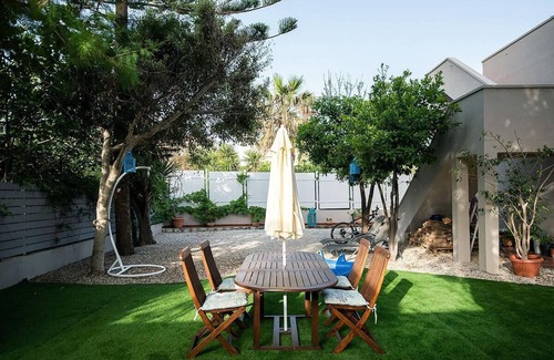 Agii Apostoli Villa | Beachfront Glaros 3 bedroom villa with outside jacuzzi