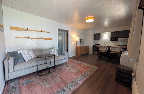 Detroit Lakes Hotel | Beachfront Haven