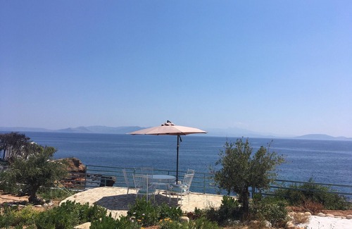 Rafina-Pikermi House | Beachfront Holiday Apartment