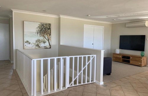 Warilla Apartment | Beachfront Holiday Home with Late checkout