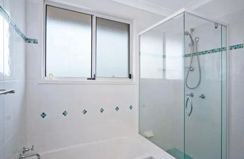Warilla Apartment | Beachfront Holiday Home with Late checkout