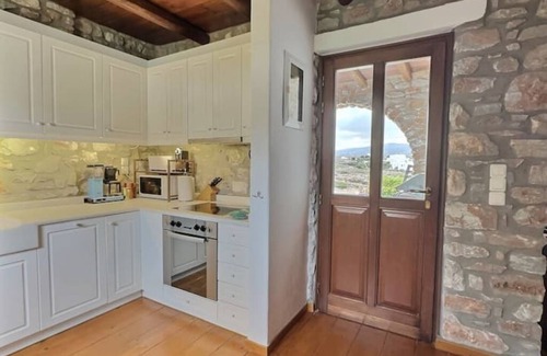 Krotiri House | Beachfront Home, BBQ, shared pool, air conditionnn