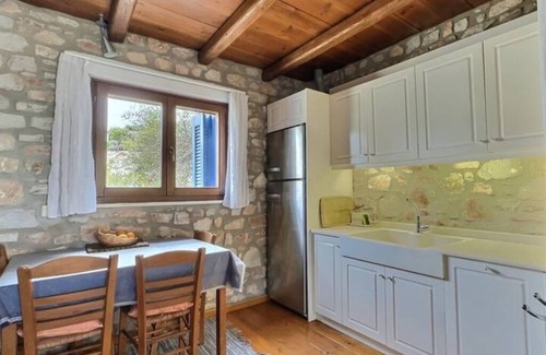 Krotiri House | Beachfront Home, BBQ, shared pool, air conditionnn