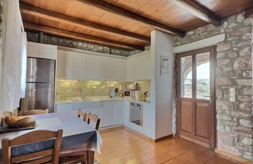 Krotiri House | Beachfront Home, BBQ, shared pool, air conditionnn