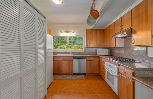 Hanalei House | Beachfront Home + Cottage at Center of Hanalei Bay!