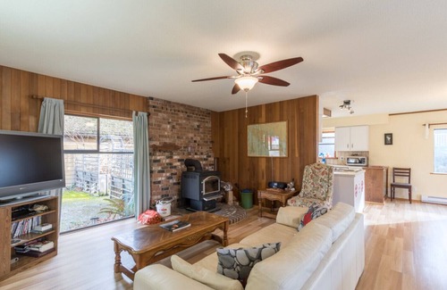 Fanny Bay House | Beachfront home in Fanny's Bay!