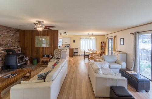 Fanny Bay House | Beachfront home in Fanny's Bay!