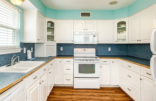 Miramar House | Beachfront Home w Great Views & Private Walkover - Dog Friendly
