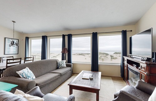 Bayshore House | Beachfront home with amazing views & electric fireplace - dogs welcome