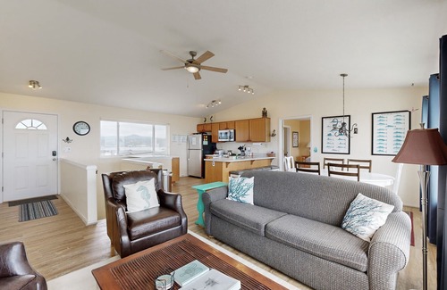 Bayshore House | Beachfront home with amazing views & electric fireplace - dogs welcome