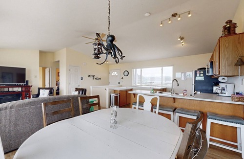 Bayshore House | Beachfront home with amazing views & electric fireplace - dogs welcome