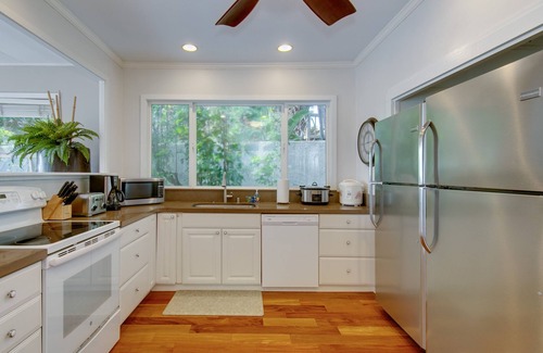 Hawaii Loa Ridge House | Beachfront | Hot Tub | A/C | BBQ | Honolulu |5-7 NIGHT STAYS PERMITTED
