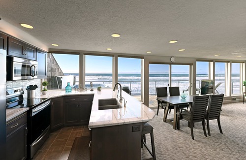 Lincoln City Condo | Beachfront, Hot Tub, BBQ | The Perfect Wave