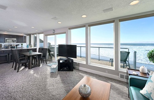 Lincoln City Condo | Beachfront, Hot Tub, BBQ | The Perfect Wave