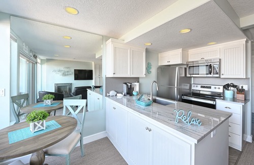 Lincoln City Apartment | Beachfront, Hot Tub, BBQ | The Lookout
