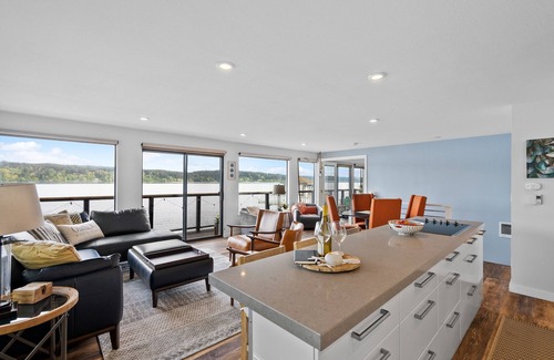 Olalla House | Beachfront House- Kayaks- Bouy