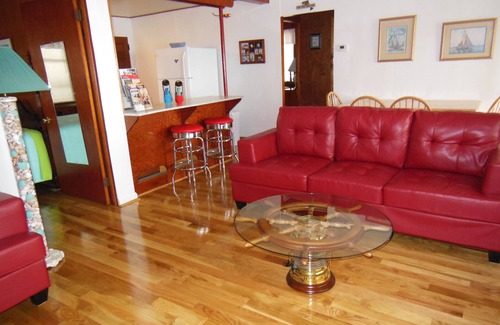 Surry House | Beachfront House on James River. Near Historic Jamestowne and Williamsburg