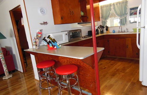 Surry House | Beachfront House on James River. Near Historic Jamestowne and Williamsburg