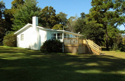 Surry House | Beachfront House on James River. Near Historic Jamestowne and Williamsburg