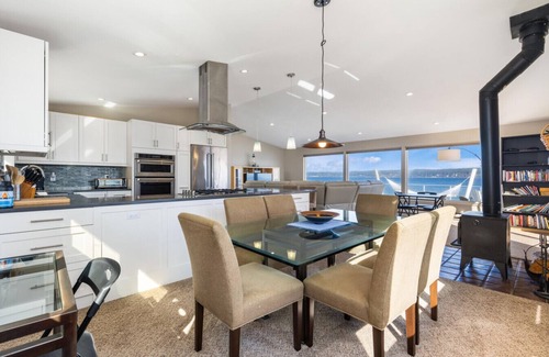 Adelma Beach Apartment | Beachfront I Dogs OK I Hot Tub I King Bed