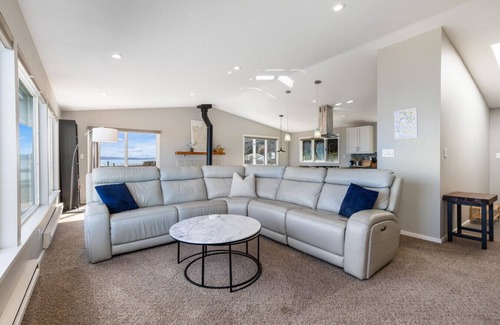Adelma Beach Apartment | Beachfront I Dogs OK I Hot Tub I King Bed
