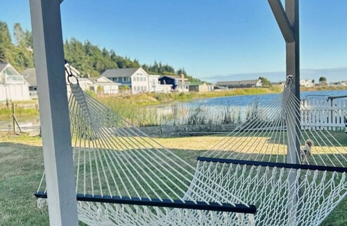 Lagoon Point Apartment | Beachfront I Dogs OK I 2 Bikes I Hot Tub