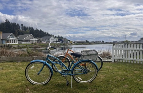 Lagoon Point Apartment | Beachfront I Dogs OK I 2 Bikes I Hot Tub