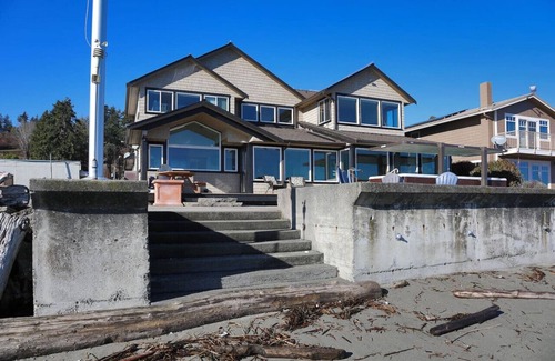 Clinton House | Beachfront I Pool & Hot Tub I Dogs OK I King Bed