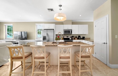 Palm Cay Villa | Beachfront living, directly on the Beach. Quiet and relaxing.