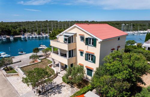 Simuni House | Beachfront Lovro apartment