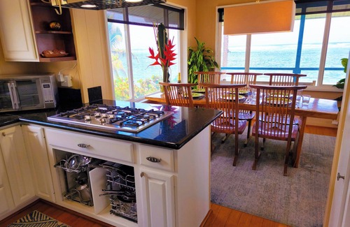 Punaluu House | BEACHFRONT Luxe. Swim with turtles! private gated 4 bed/3 bath garage central AC