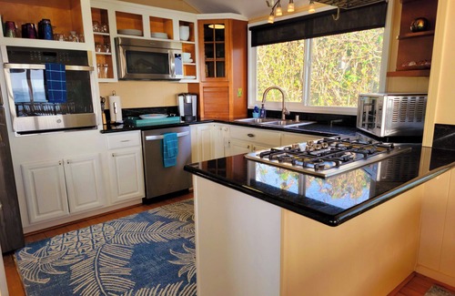 Punaluu House | BEACHFRONT Luxe. Swim with turtles! private gated 4 bed/3 bath garage central AC