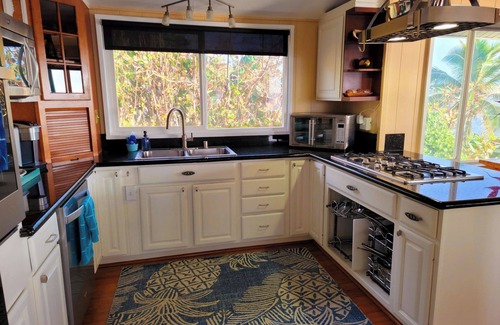 Punaluu House | BEACHFRONT Luxe. Swim with turtles! private gated 4 bed/3 bath garage central AC