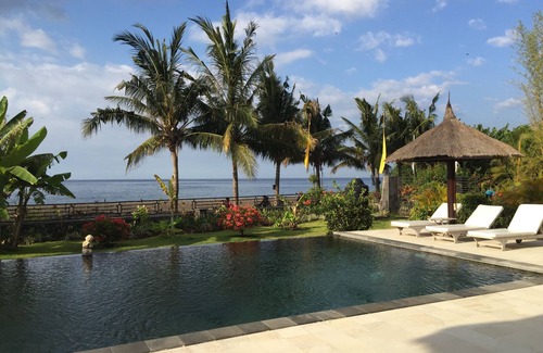 Umeanyar Villa | Beachfront Luxurious Villa with pool in Lovina