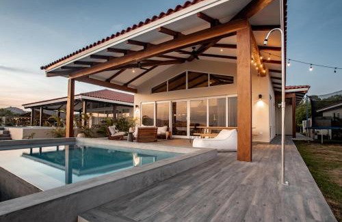Las Escobas del Venado Villa | Beachfront Luxury and Pool 4BR Villa Linda