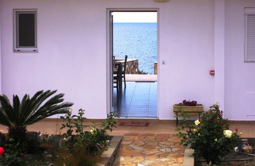Kiotari Apartment | Beachfront Luxury Apartment With Private Access To The Beach.