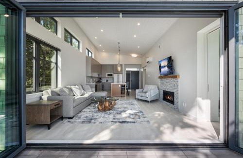 Black Creek House | Beachfront Luxury Suite #21 at THE BEACH HOUSE