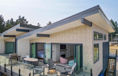 Black Creek House | Beachfront Luxury Suite #18 at THE BEACH HOUSE