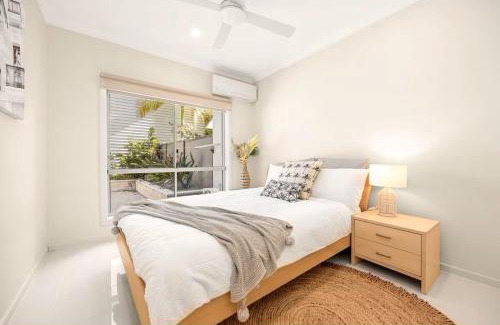 Urangan Apartment | Beachfront Luxury with Ocean Views and Alfresco Dining