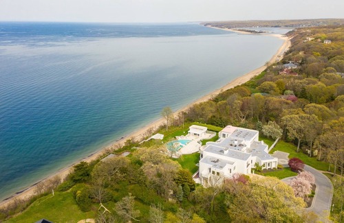 Port Jefferson Villa | Beachfront modern Mega Mansion