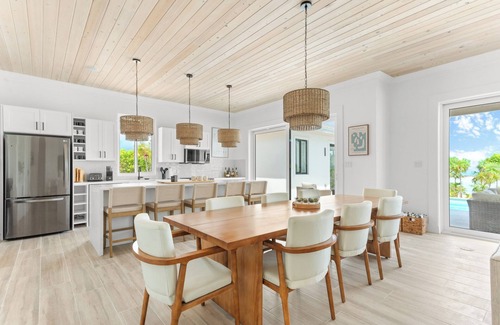 William's Town House | BEACHFRONT New Luxury Beach Home, Always Calm Beach on Lazy River Sand Bar.