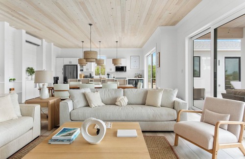 William's Town House | BEACHFRONT New Luxury Beach Home, Always Calm Beach on Lazy River Sand Bar.