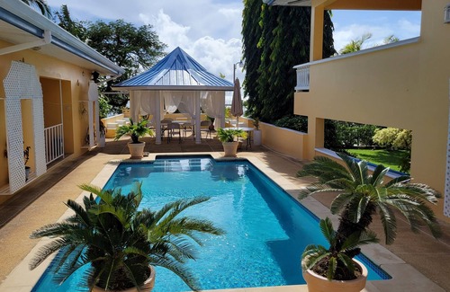 Brighton House | Beachfront Oasis- Sunshine Guesthouse with Pool