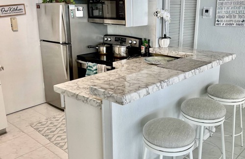 Hollywood South Central Beach Condo | Beachfront Oasis Awaits - No Resort Fees! ☀️🏝️🌊⛱️