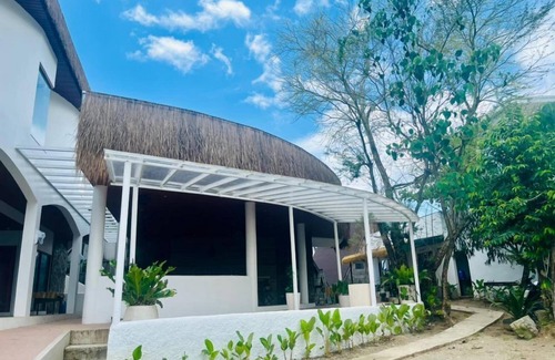 Sipalay Apartment | Beachfront Oasis: Blissful Studio