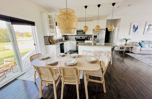 Ferndale House | Beachfront Oasis | Hot Tub + Fire Pit + Playground near Bellingham & Vancouver |