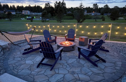 Ferndale House | Beachfront Oasis | Hot Tub + Fire Pit + Playground near Bellingham & Vancouver |